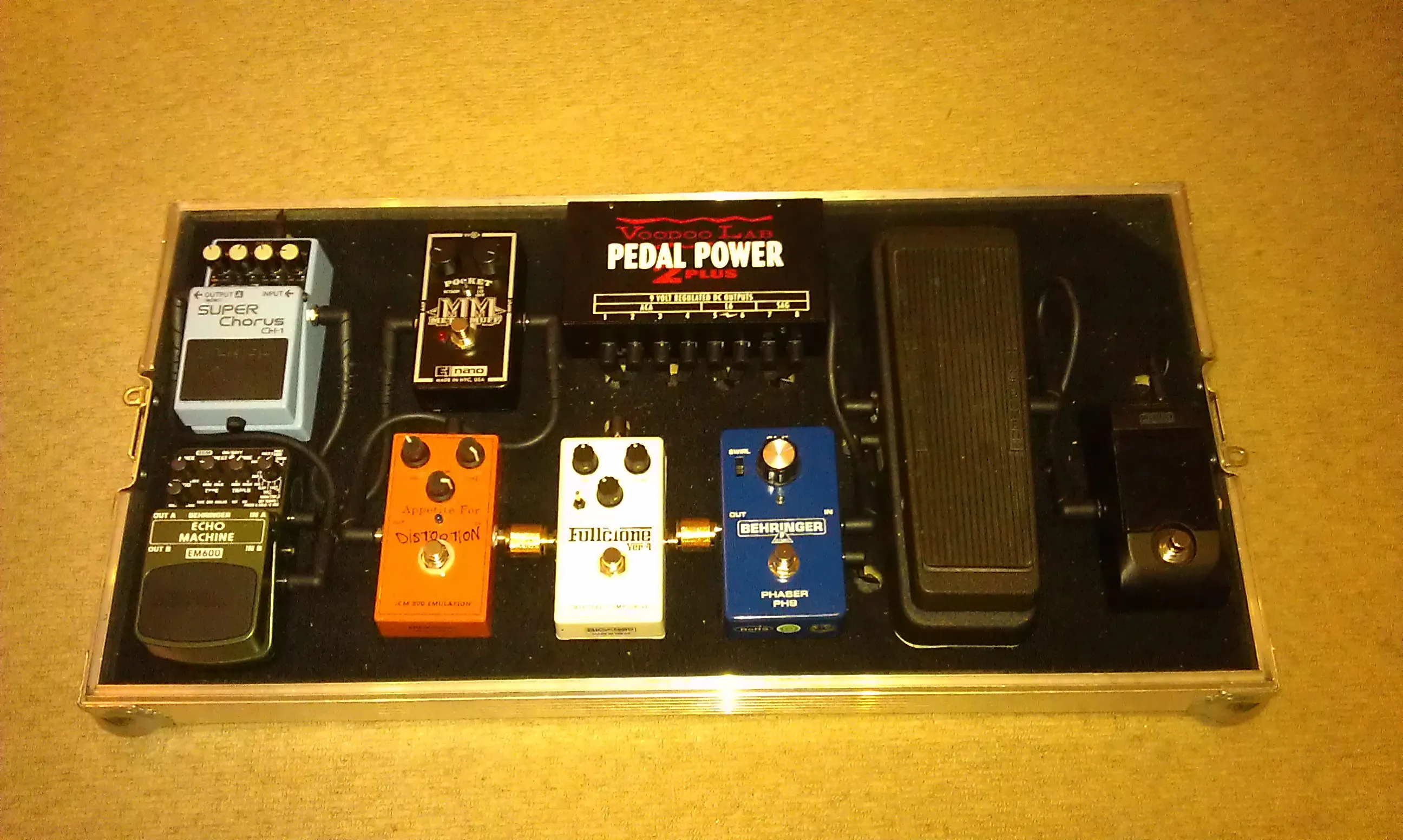 Pedalboard in the flight case.
