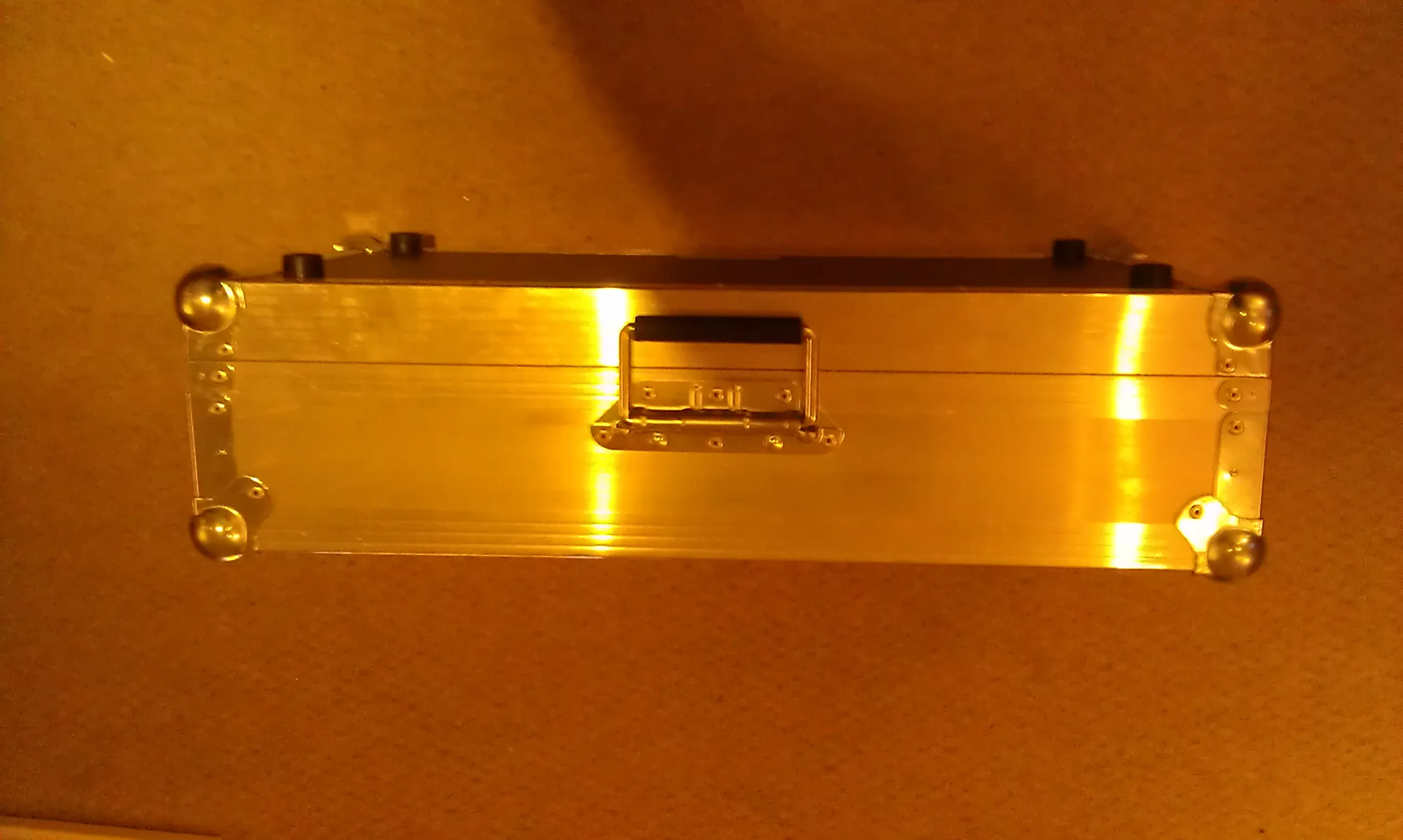 Picture of the top of the case.